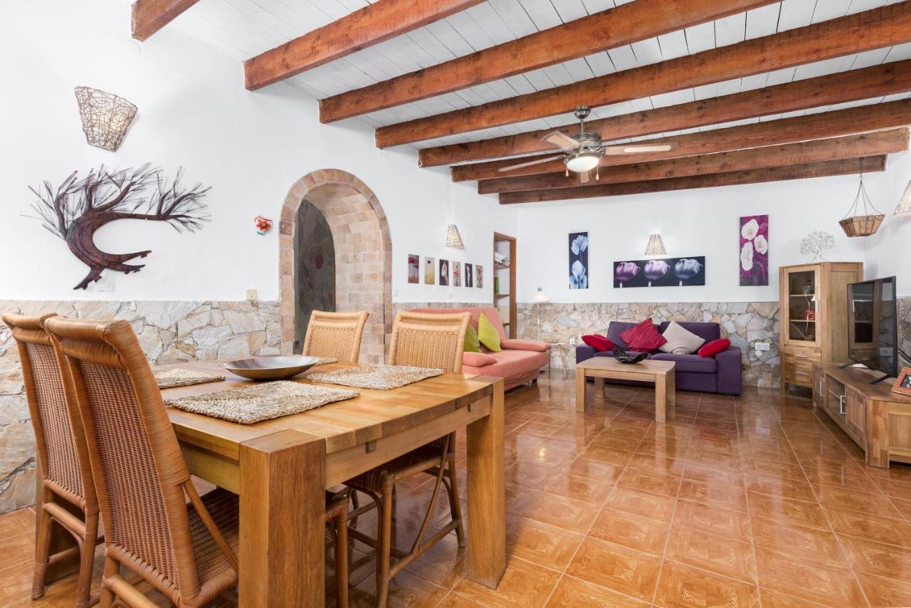 Home2Book Quiet Villa With Private Pool Triquivijate Luaran gambar